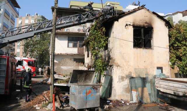 Antalya&#039;da gecekondu yangında küle döndü