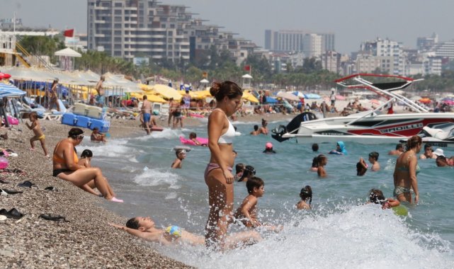 Antalya&#039;da nem yüzde 90&#039;a ulaştı, vatandaşlar denize akın etti