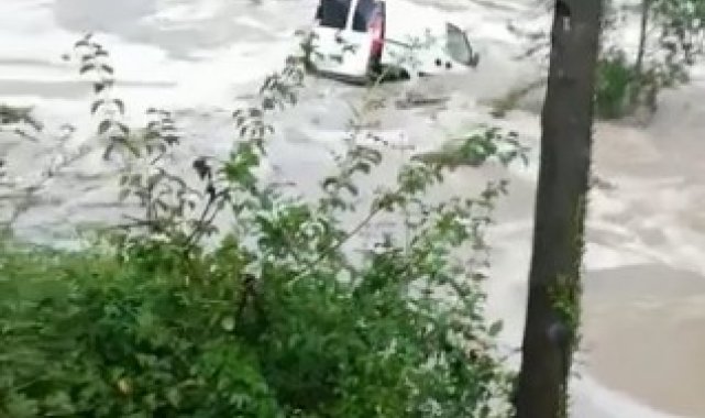 Aracının sele kapıldığını gören kadın, gözyaşlarına boğuldu