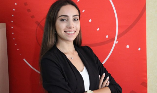 Arel Üniversitesi&#039;nde yaşanan olayın kahramanı Tuba Yıldırım, şehidin fotoğrafının ve Türk bayrağının sahneye çıkarılmasını engellemeye kalkan şahıstan şikayetçi oldu