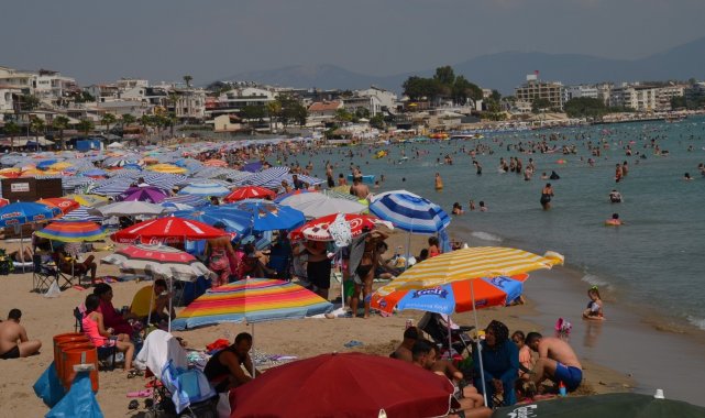 Artan korona virüs vakalarına rağmen Altınkum Plajı tıklım tıklım