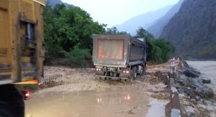 Artvin'de sağanak yağış sonrası dereler taştı, yollar çamurla kaplandı