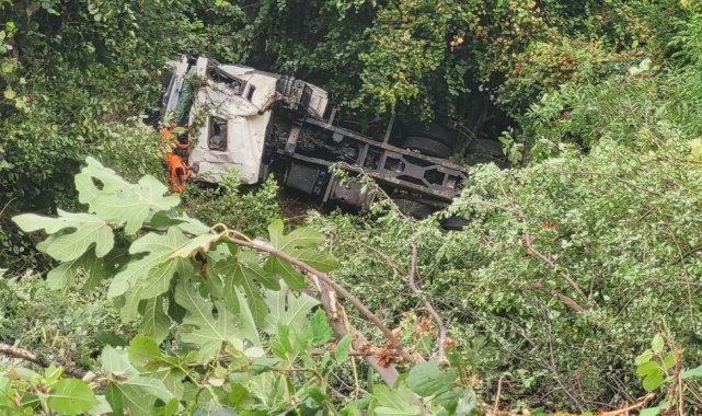 Asfalt çalışması yapan kamyon 100 metre uçuruma uçtu: 1 yaralı