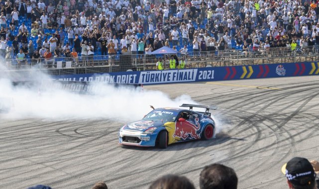 Asfaltı ağlattılar...Bursa&#039;da nefes kesen drift şov