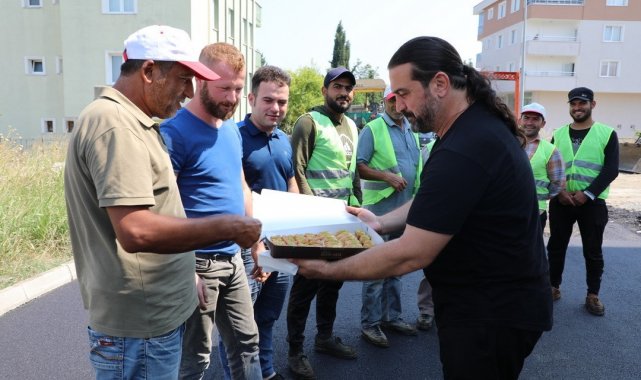 Asfaltlama ekibine tatlı sürpriz