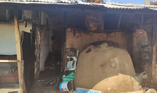 Aslanapa&#039;da ahşap ev yangını korkuttu