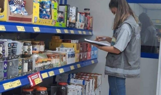 Aslanapa&#039;da marketlerde fiyat kontrolü