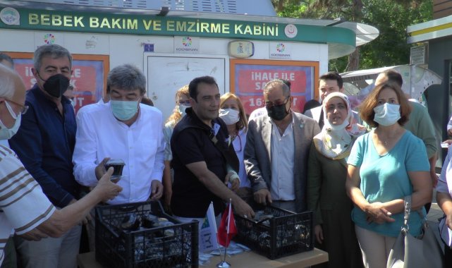 Aşureler meydanda dağıtıldı