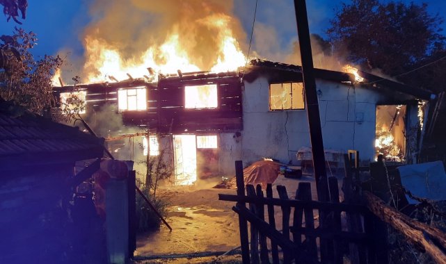 Ayancık&#039;ta bir ev alevlere teslim oldu