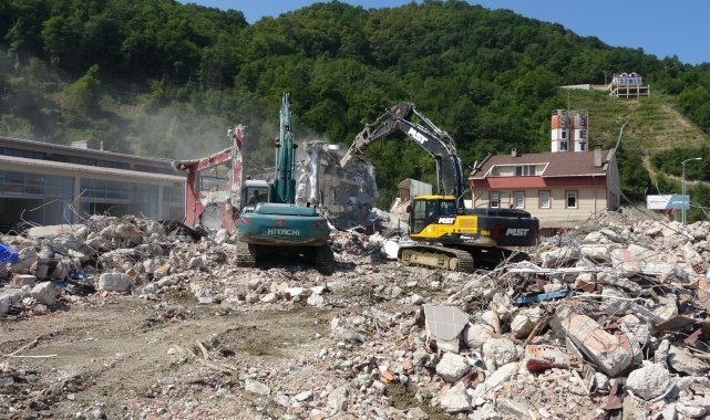 Ayancık&#039;ta felaketin sanayi sitesindeki boyutu ortaya çıktı: Selde hasar gören 56 iş yeri yıkılıyor