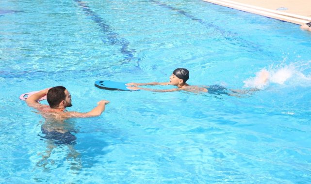 Aydın Büyükşehir Belediyesi Yenipazarlı çocuklara yüzme öğretiyor