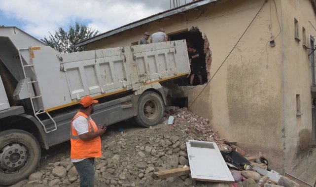 Babaçay'da yıkım öncesi vatandaşlar eşyalarını kurtarmak için evlere girdi
