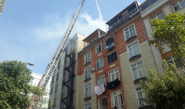 Bahçelievler&#039;de çatı katında çıkan yangın mahalleliyi sokağa döktü