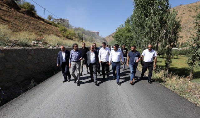 Bahçesaray&#039;da toprak yollar asfaltlanıyor