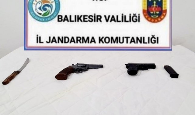 Balıkesir&#039;de jandarma 13 aranan şahsı yakaladı