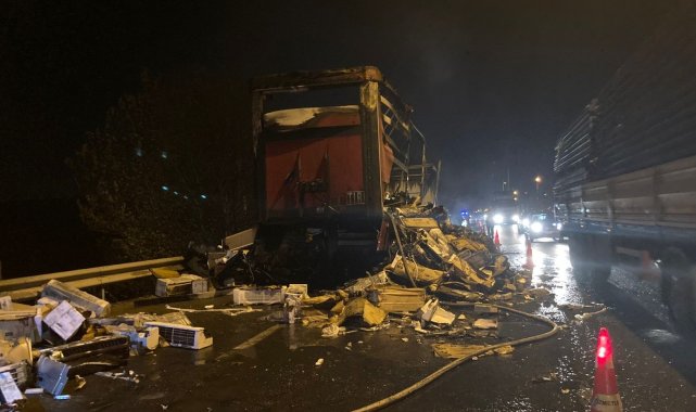 Balıkesir&#039;de tırın dorsesi alev alev yandı