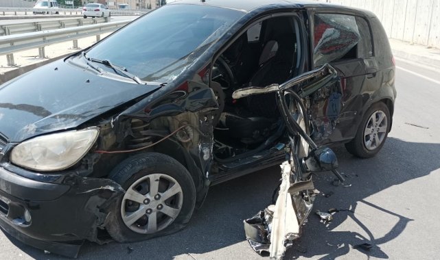 Bariyere çarpan otomobilin sürücüsü ölümden döndü
