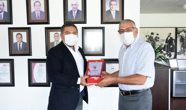 Başkan Bozkurt'tan Ford Otosan'a teşekkür plaketi