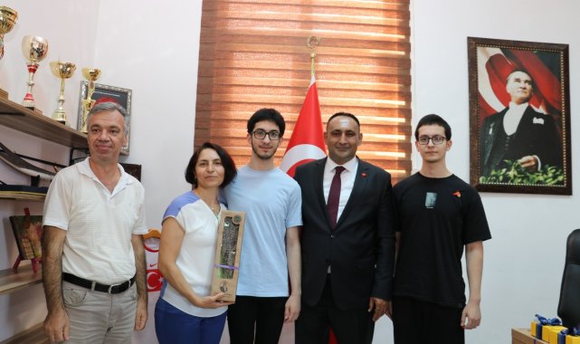 Başkan Yılmaz&#039;dan ikiz kardeşlerin YKS başarılarına ödül