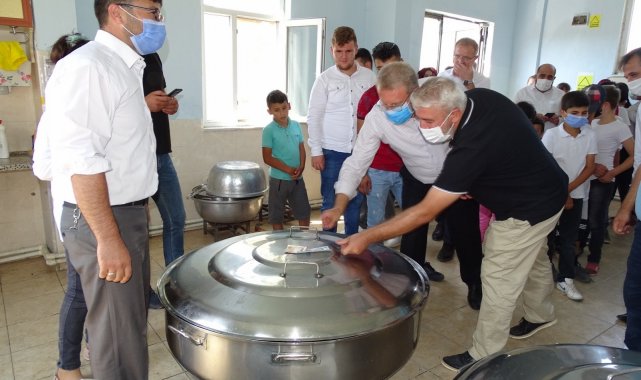 Başkanlar ve milletvekili aşure kazanının kapağını parayla kaldırdı