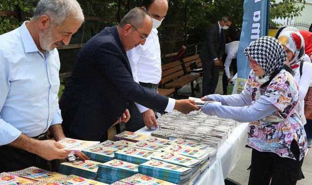 Başkanlardan miniklere namaz ve dua kitabı hediyesi