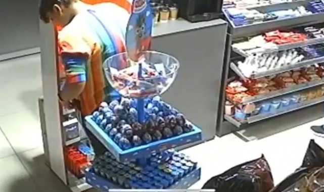 Batman&#039;da akaryakıt istasyonunda hırsızlık anı kamaralara yansıdı