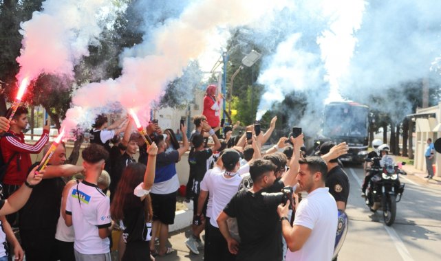 Beşiktaş&#039;a Adana&#039;da yoğun güvenlikli, coşkulu karşılama
