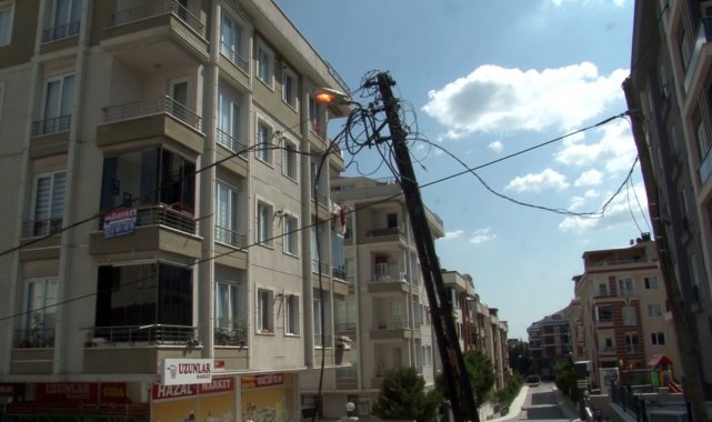 Beylikdüzü&#039;nde beton mikseri elektrik tellerini kopardı