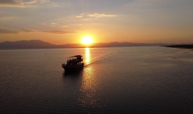 Beyşehir Gölü&#039;nde tur teknelerinin günbatımı gezileri ilgi çekiyor
