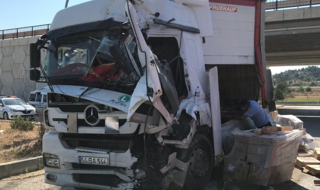 Bilecik&#039;te 2 tır çarpıştı: 2 yaralı