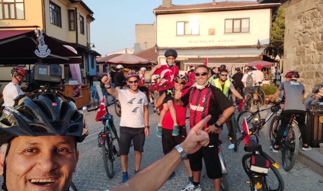 Bisiklet tutkunları 30 Ağustos Zafer Bayramı&#039;nı pedal çevirerek kutladı