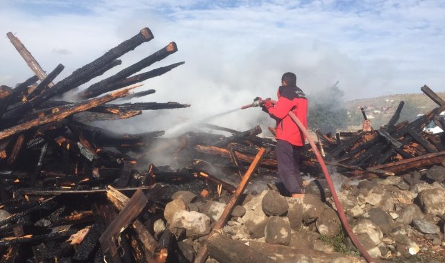 Bolu&#039;da ahşap ev alev alev yandı