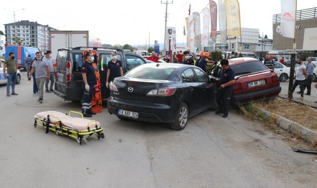 Bolu&#039;da otomobil park halindeki 3 araca çarptı: 1 yaralı