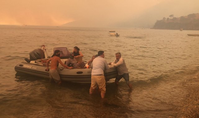 Botlar, tekneler seferber oldu, mahalleli yangından kurtarılıyor