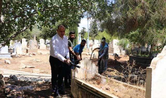 Bozova'da mezarlıkların bakımı yapıldı