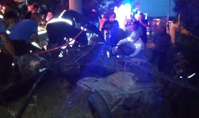 Bursa&#039;da direğe çarpan araç parçalandı: 1 ölü