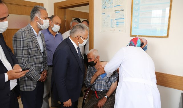 Büyükkılıç, aşı olmak istemeyen vatandaşı ikna etti