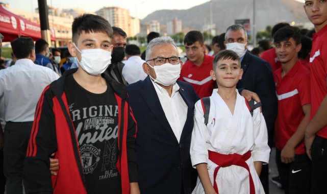 Büyükkılıç, Yıldızlar Karate Şampiyonası açılışına katıldı