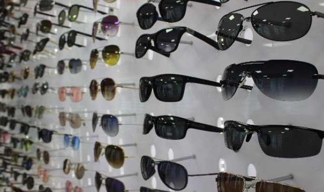 Camın rengi değil UV koruması önemli