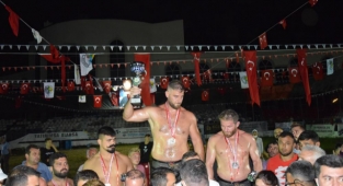 Çardak Yağlı Pehlivan Güreşleri'nde başpehlivan Nedim Gürel oldu
