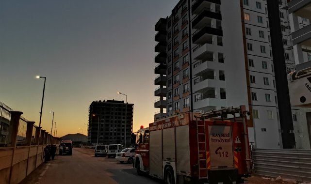 Çatıya çıkan şahsı polis ikna etti