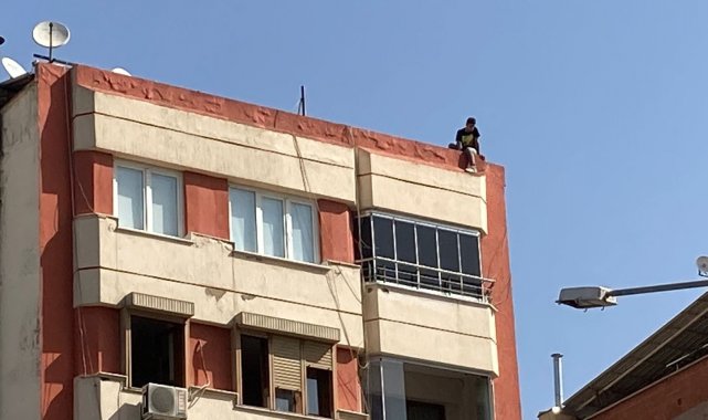 Çatıya çıkıp bağırmaya başladı, görevliler dışında kimse aldırış etmedi