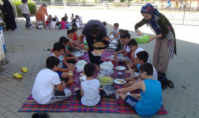 Çocuklar ağızlarında yumurta taşıdı, halat çekme yarışı yaptı
