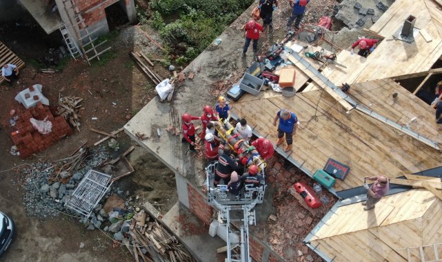 Çöken çatı enkazı altında kalan işçilerden biri yaralı olarak çıkartıldı