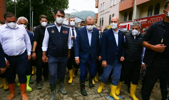 Cumhurbaşkanı Erdoğan, sel bölgesinde incelemelerde bulundu
