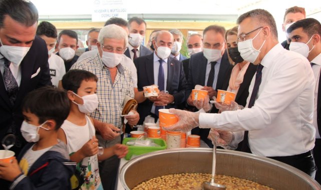 Cumhurbaşkanı Yardımcısı Oktay vatandaşa aşure ikram etti