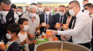 Cumhurbaşkanı Yardımcısı Oktay vatandaşa aşure ikram etti