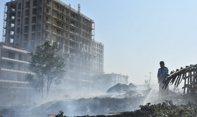 Demir kesen işçi fabrika bahçesini yaktı