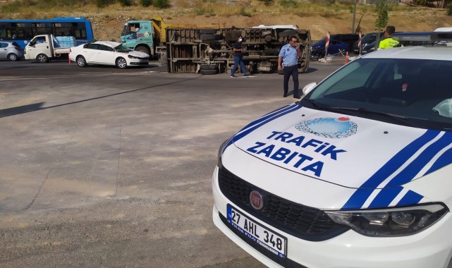 Demir yüklü kamyonet otomobilin üzerine devrildi