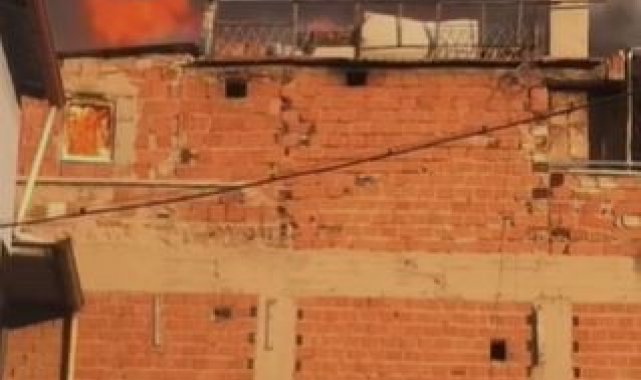 Denizli&#039;de bir apartmanın çatı katı alevlere teslim oldu